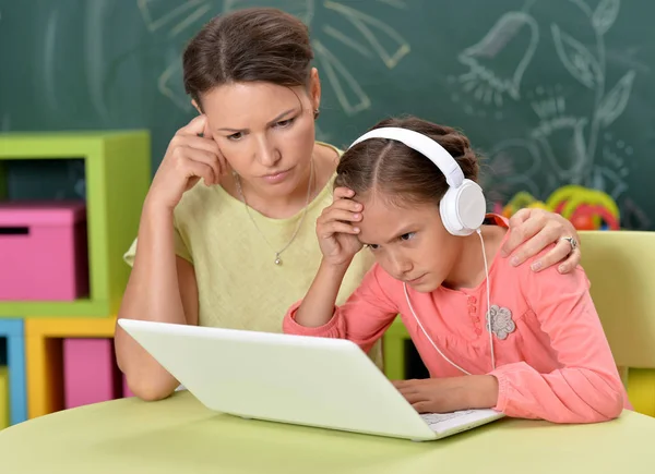 Madre e hija usando laptop — Foto de Stock