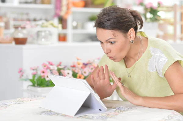 Vacker Ung Kvinna Med Digital Tablet — Stockfoto