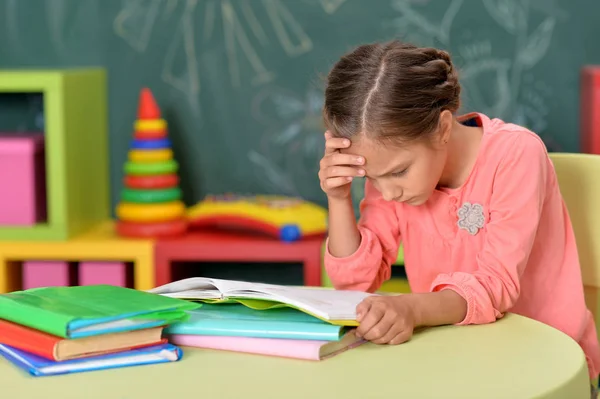 Trött Skolflicka Gör Läxor Klassrummet — Stockfoto