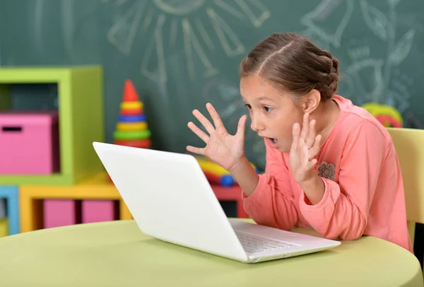 Emocjonalne Dziewczynki Pomocą Laptopa Siedząc Przy Biurku Klasie — Zdjęcie stockowe