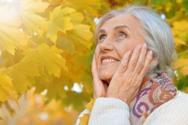 Glad Beautifil Äldre Kvinna Poserar Park — Stockfoto