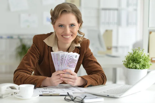 Retrato Una Joven Empresaria Sonriente Sosteniendo Billetes —  Fotos de Stock