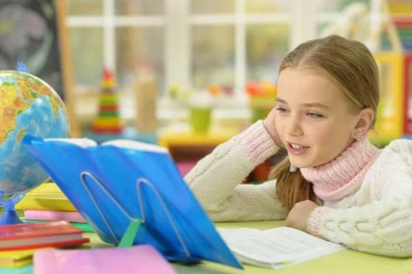 Meisje doet haar huiswerk — Stockfoto