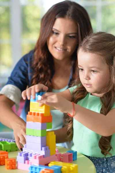 Bambina che gioca con la madre — Foto Stock