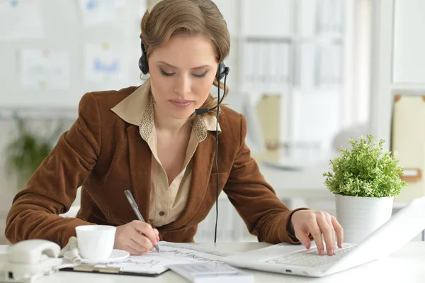 Portrait Jeune Femme Affaires Casque Travaillant Bureau Bureau — Photo