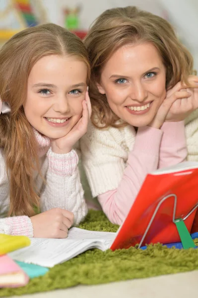 Madre ayuda con la tarea — Foto de Stock