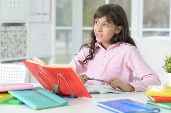 Scolaretta Felice Seduta Alla Scrivania Studiare Istruzione — Foto Stock