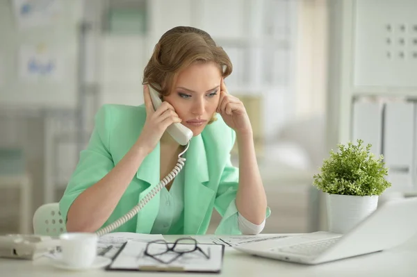 Portret Van Jonge Zakenvrouw Praten Telefoon Het Werk — Stockfoto