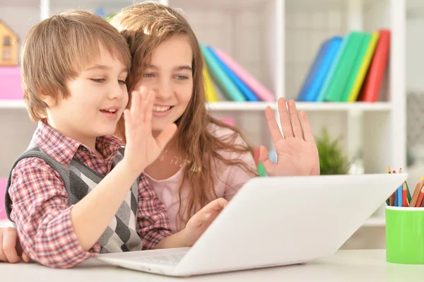 男孩和女孩使用的便携式计算机 — 图库照片