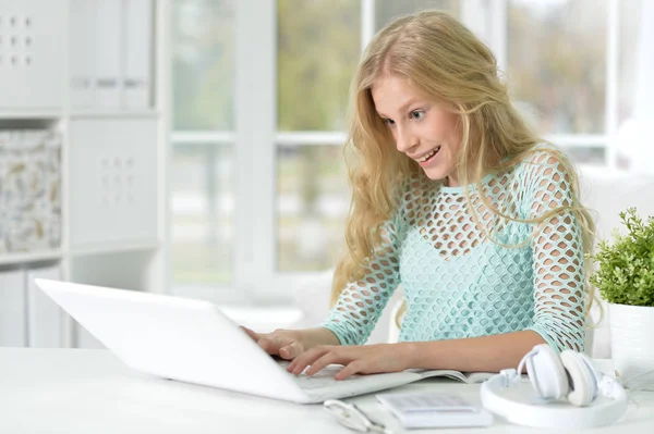 Chica Con Portátil Mientras Está Sentado Escritorio Estudio —  Fotos de Stock