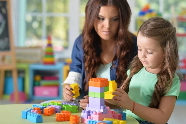 Bambina che gioca con la madre — Foto Stock