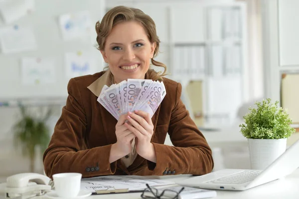 Retrato Uma Jovem Empresária Sorridente Segurando Notas — Fotografia de Stock