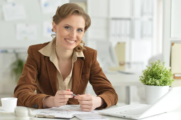 Retrato Una Joven Mujer Negocios Sonriente Lugar Trabajo — Foto de Stock