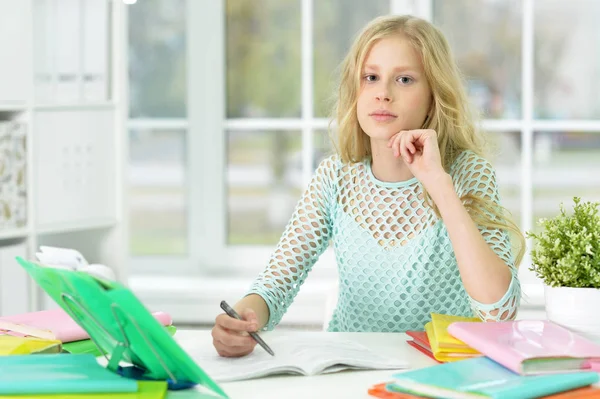 Söt Skolflicka Gör Läxor Utbildning — Stockfoto