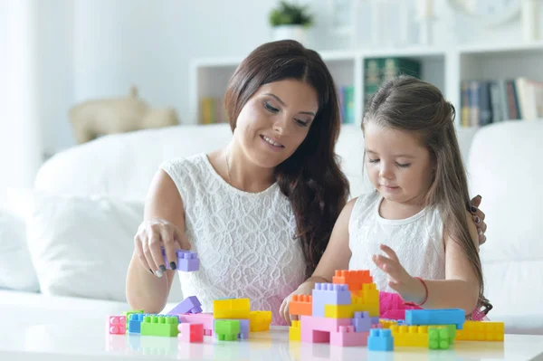 Kleines Mädchen spielt mit Mutter — Stockfoto