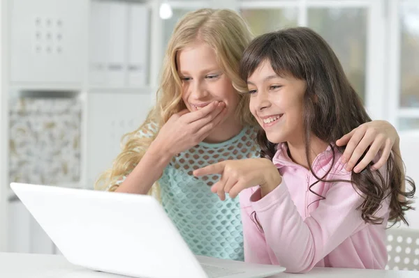 Twee meisjes met behulp van laptop — Stockfoto