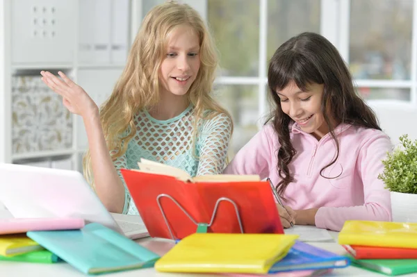 Chicas haciendo lecciones — Foto de Stock