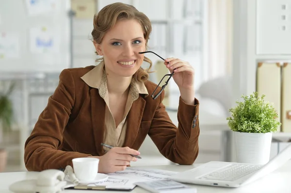 Retrato Una Joven Empresaria Trabajando Escritorio Oficina — Foto de Stock