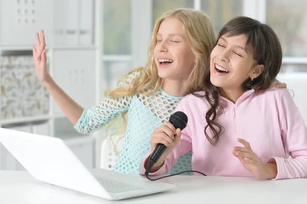 Los Niños Cantan En Karaoke Imagen de archivo editorial - Imagen de grupo,  cantante: 88847169