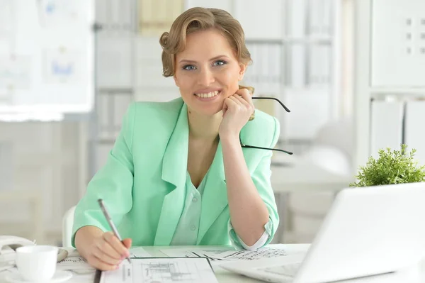 Retrato Una Joven Empresaria Con Anteojos Trabajando Escritorio — Foto de Stock