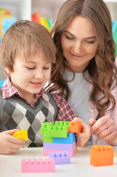 Kobieta i chłopiec gra lego gra — Zdjęcie stockowe