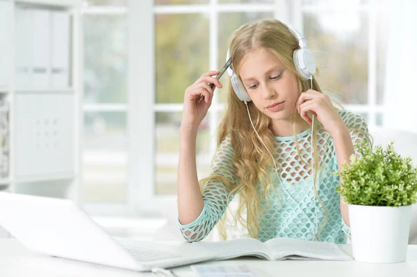 Niña Con Auriculares Portátil Mientras Está Sentada Escritorio Estudiando — Foto de Stock