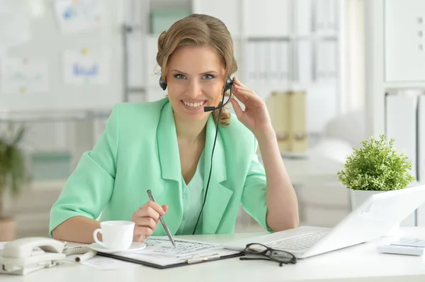 Portret Van Jonge Zakenvrouw Hoofdtelefoon Werken Met Laptop — Stockfoto