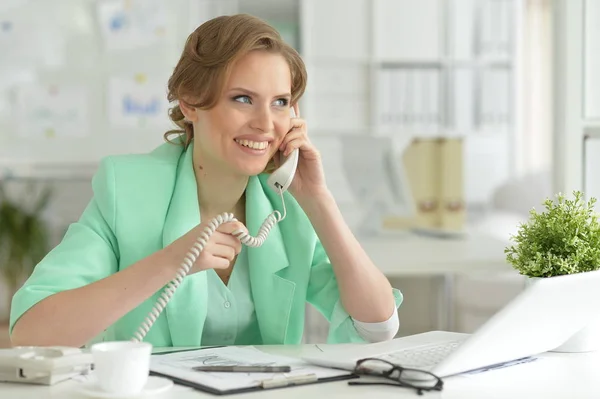 Portret Van Jonge Zakenvrouw Praten Telefoon Het Werk — Stockfoto