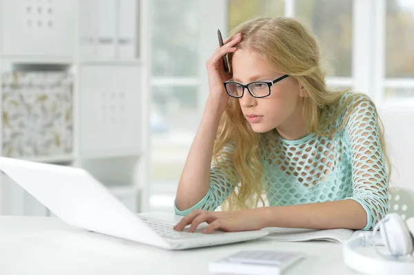 Fille Avec Des Lunettes Sur Assis Bureau Étudier — Photo