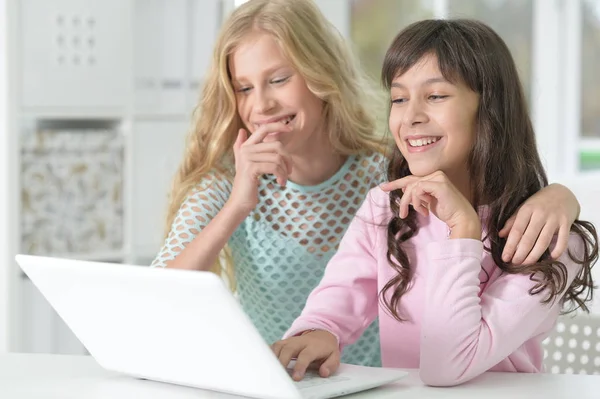 Dos chicas usando laptop — Foto de Stock