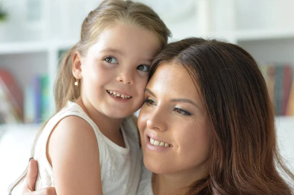 Retrato Cerca Una Encantadora Niña Abrazándose Con Mamá Casa — Foto de Stock