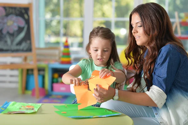 母は工芸品の子供を教えています。 — ストック写真