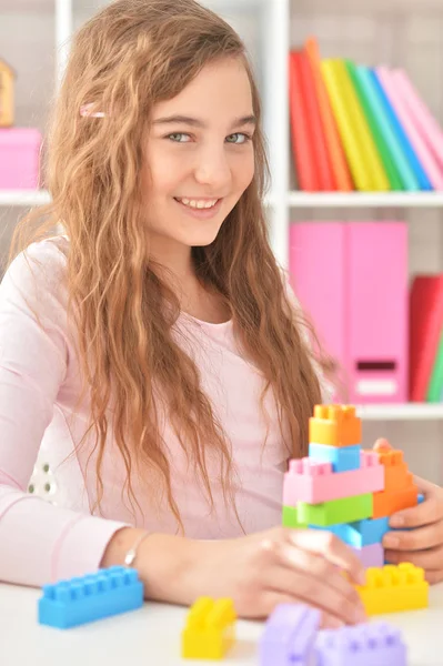 Rizado Adolescente Chica Jugando Con Colorido Plástico Bloques — Foto de Stock