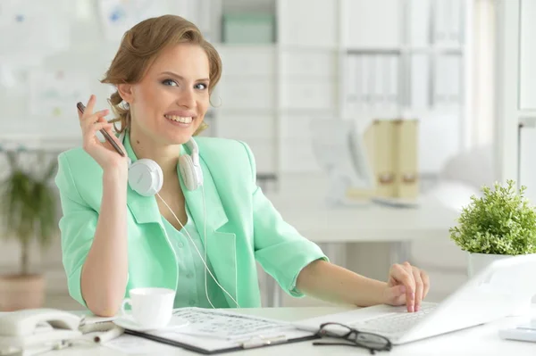 Retrato Una Joven Empresaria Con Auriculares Funcionando — Foto de Stock