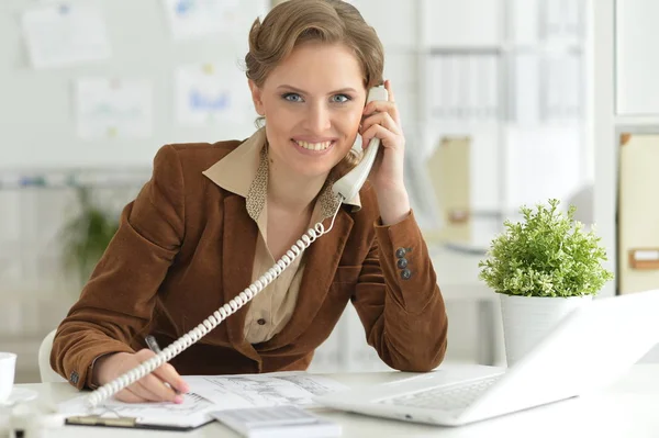 Porträt Einer Jungen Geschäftsfrau Die Büro Telefoniert — Stockfoto