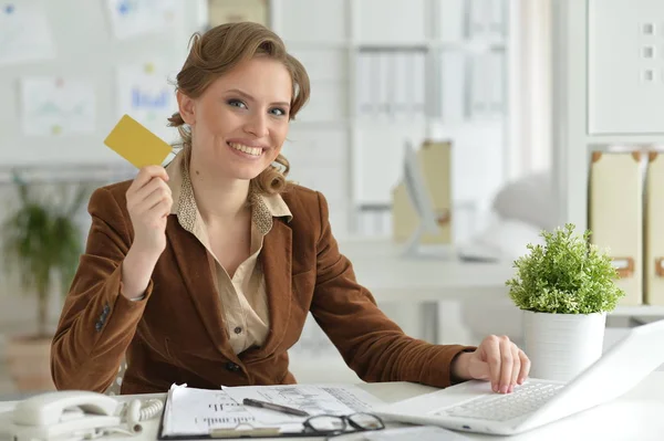 Portrait Young Businesswoman Holding Credit Card — Stock Photo, Image