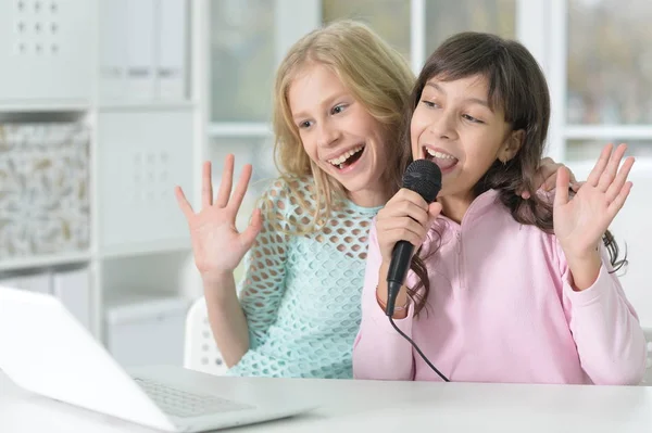 Duas meninas usando laptop — Fotografia de Stock