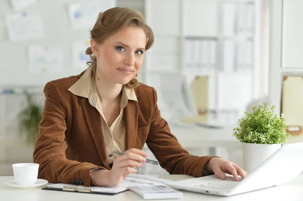 Porträtt Unga Leende Affärskvinna Hennes Arbetsplats — Stockfoto