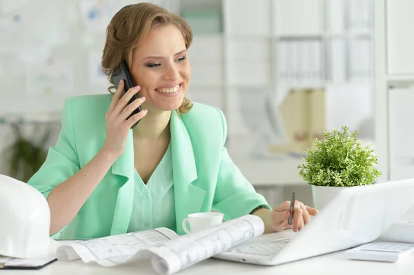 Ritratto Giovane Architetto Che Parla Telefono Ufficio — Foto Stock