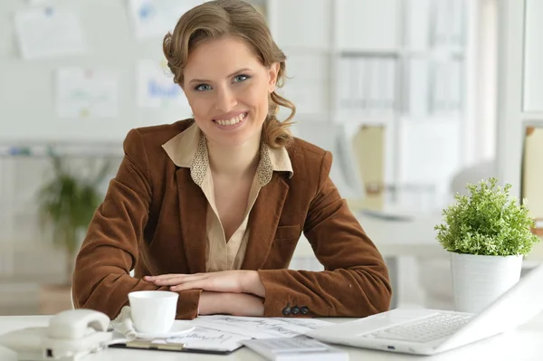 Retrato Una Joven Empresaria Trabajando Escritorio Oficina — Foto de Stock