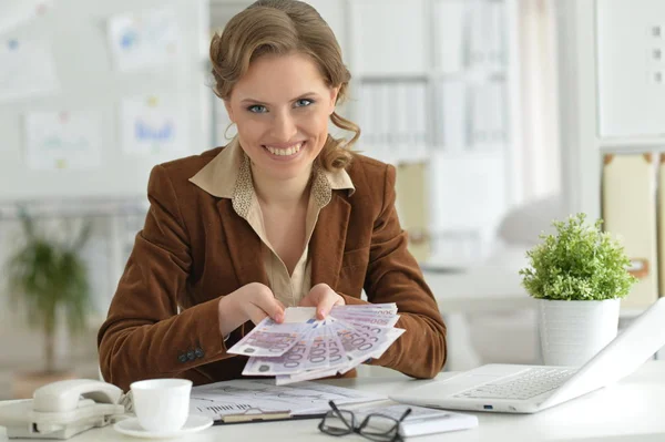 Portret Van Jonge Zakenvrouw Bedrijf Bankbiljetten Glimlachen — Stockfoto