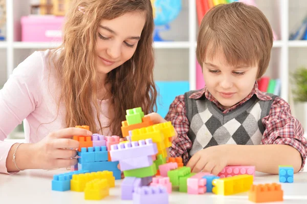 Mujer y niño jugando lego juego — Foto de Stock