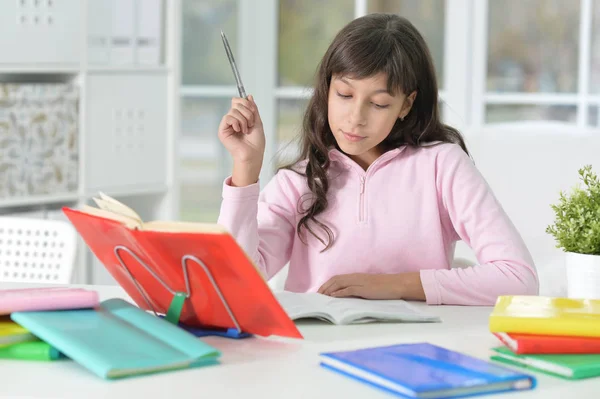 Gelukkig Schoolmeisje Zit Aan Bureau Studeren Onderwijs — Stockfoto