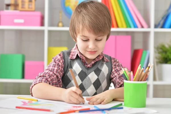 Küçük çocuk çiziyor — Stok fotoğraf