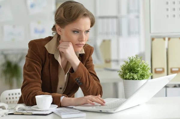 Portret Van Jonge Zakenvrouw Werken Bij Balie Kantoor — Stockfoto