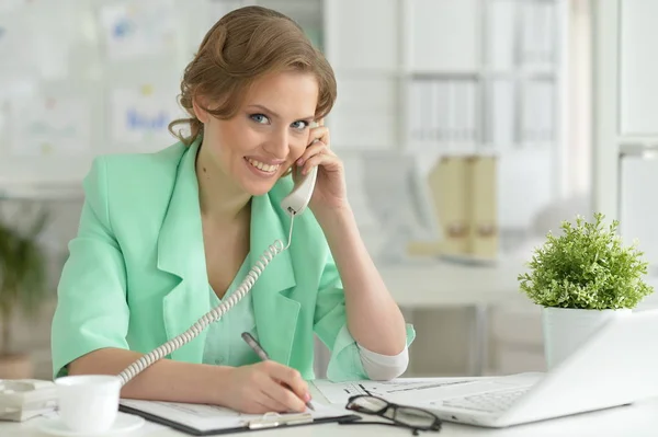 Porträt Einer Jungen Geschäftsfrau Die Bei Der Arbeit Telefoniert — Stockfoto