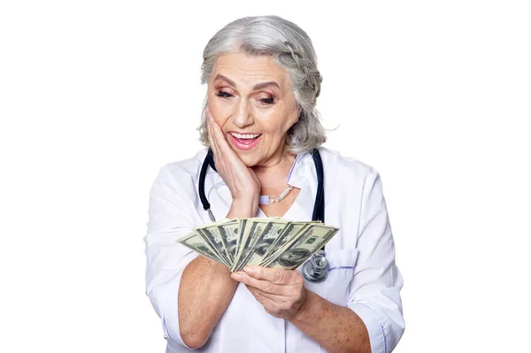 Maduro feminino médico com dinheiro — Fotografia de Stock