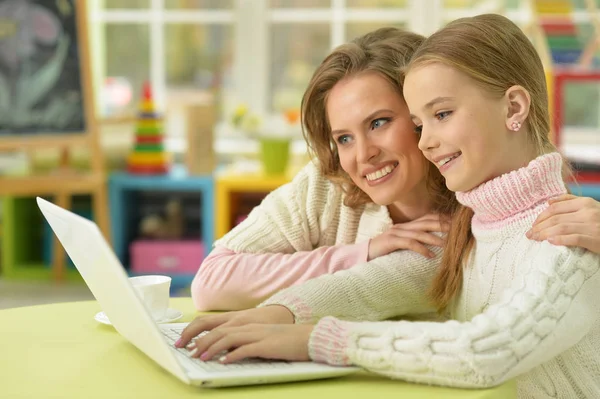 Moeder Dochter Met Behulp Van Laptop Aan Tafel — Stockfoto