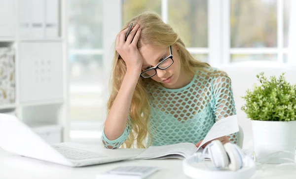 Chica Con Gafas Sentarse Escritorio Estudiar —  Fotos de Stock