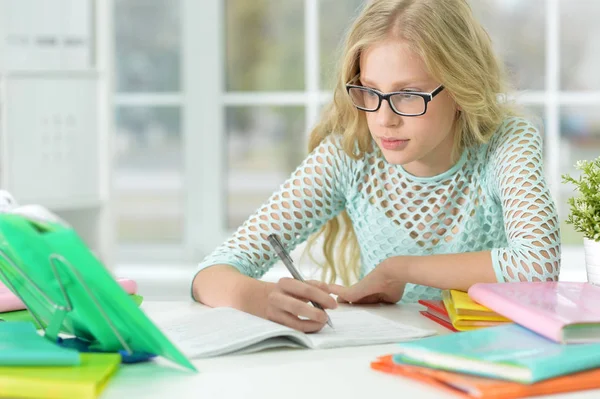 Scolaretta Seduta Alla Scrivania Studiare Casa Istruzione — Foto Stock